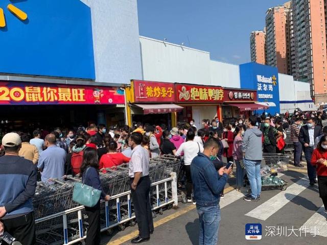 深圳一沃尔玛预约可原价购茅台，线下提货引聚集，街道办介入疏散