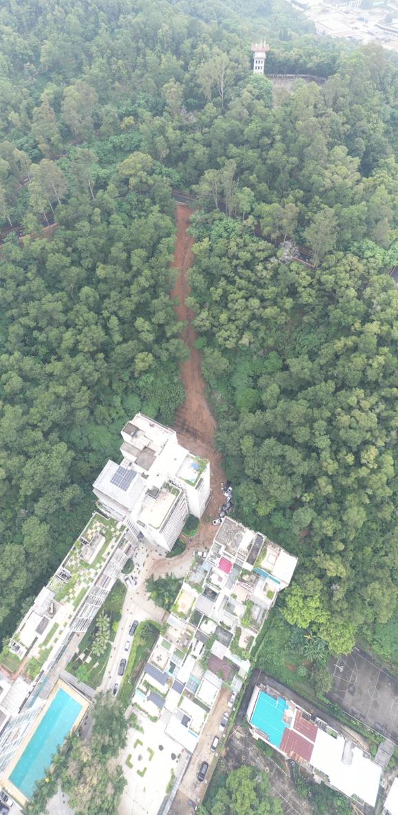 深圳小区凌晨遭遇泥石流，约20辆车受损，一栋住户紧急疏散