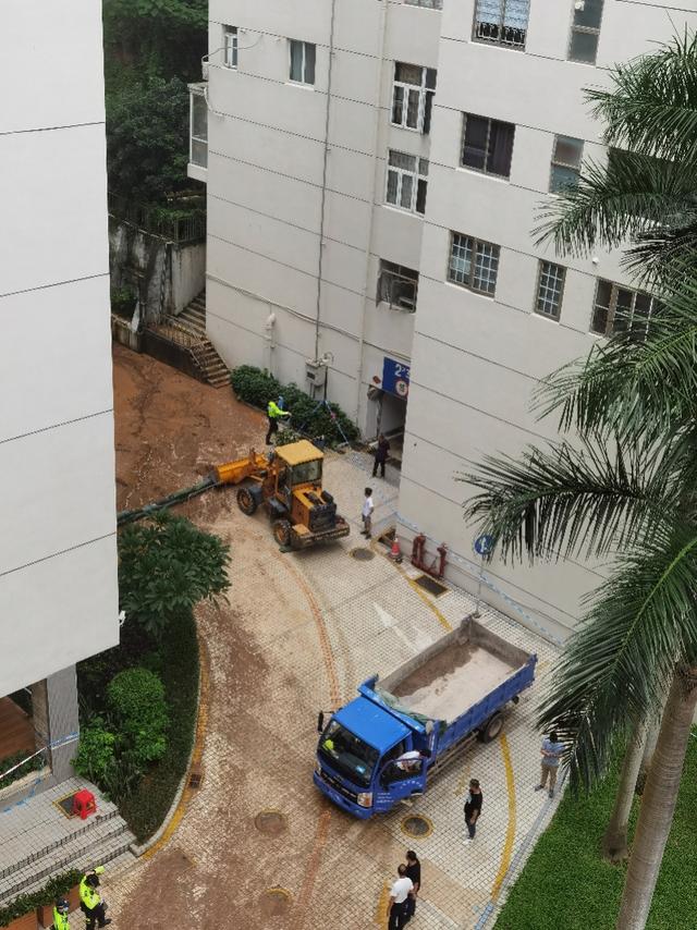 深圳小区凌晨遭遇泥石流，约20辆车受损，一栋住户紧急疏散