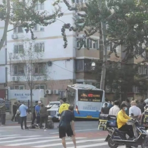 突发！北京472路公交车发生车祸，现场有老人受伤
