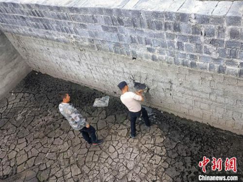 救援人员将污水池的墙砸开实施救援 五峰警方 供图