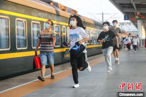 图为江西赣州站，几位乘客跑向自己的车厢。中新网