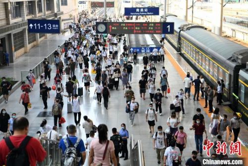 图为旅客在江西南昌站上下车。中新网