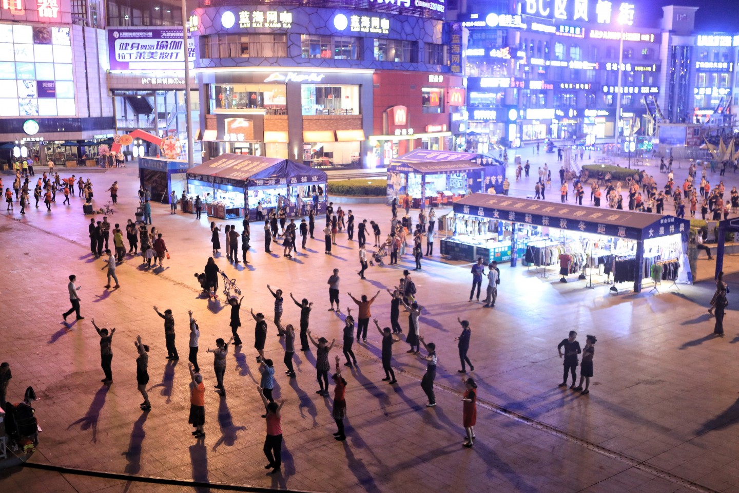 东莞的夜晚，人们在跳广场舞。新京报记者王嘉宁摄