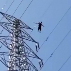 广东梅州一男子爬上高压电线塔顶端跳下身亡！