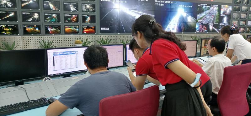 广韶高速机电工程师在监控中心紧张准备收费模式切换工作。通讯员供图