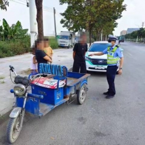 危险！电动三轮车违法载多人被当场查获！