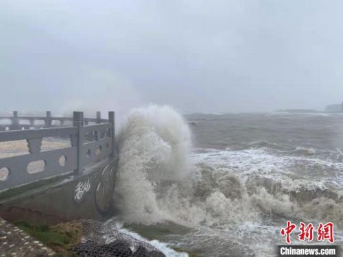 13日，海口海甸岛碧海大道海域周围海浪翻滚。　符宇群 摄