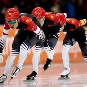 庆祝
！速滑世界杯男人
集团
追逐赛中国夺冠