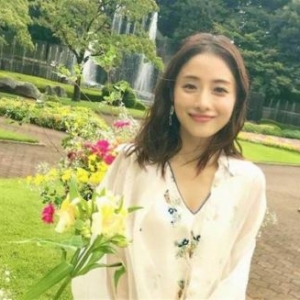 石原里美闪嫁上班族1年怀孕了 估计
春天升格当新手妈