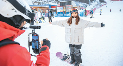 博主在河北崇礼云顶滑雪场录制视频。