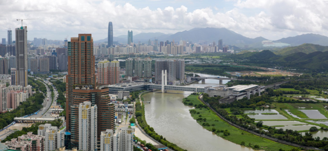 从深圳河看深港两地，图为河套深港科技立异 合作区正在加紧扶植 。 南边 日报记者 鲁力 摄