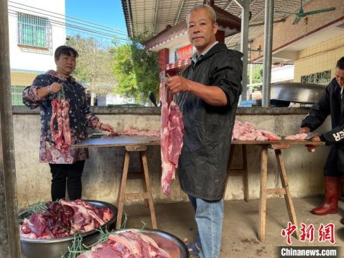 图为村平易近 李奋仁家正在制造 酥醪腊肉。　宋秀杰 摄