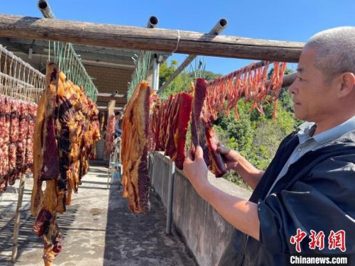 图为村平易近 李奋仁家制造 的酥醪腊肉。　宋秀杰 摄