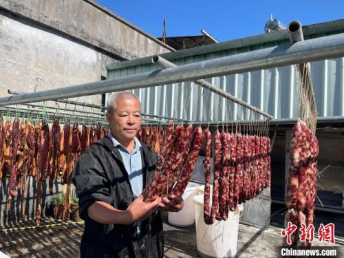 图为村平易近 李奋仁家制造 的酥醪腊肉、香肠 。　宋秀杰 摄