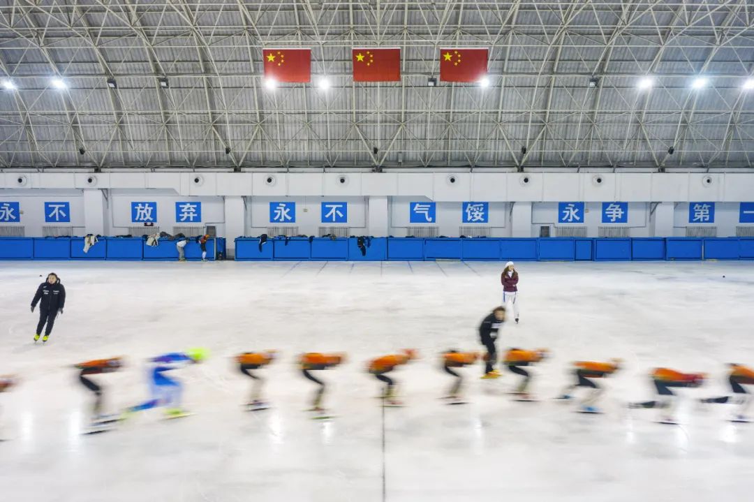 1月10日，在七台河体育中间 ，七台河职业学院短道速滑练习 中间 的孩子们在进行练习 （无人机照片）。新华社记者 谢剑飞 摄