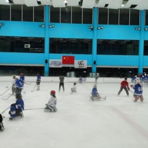 广州市青少年冰球队助力冬奥