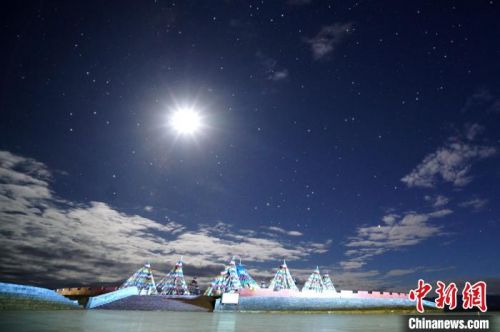 图为茶卡盐湖的夜空。　王俊峰 摄