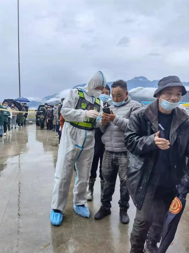 【一线警察】西藏：民警被蚂蟥咬出30个“补丁”仍坚持巡逻